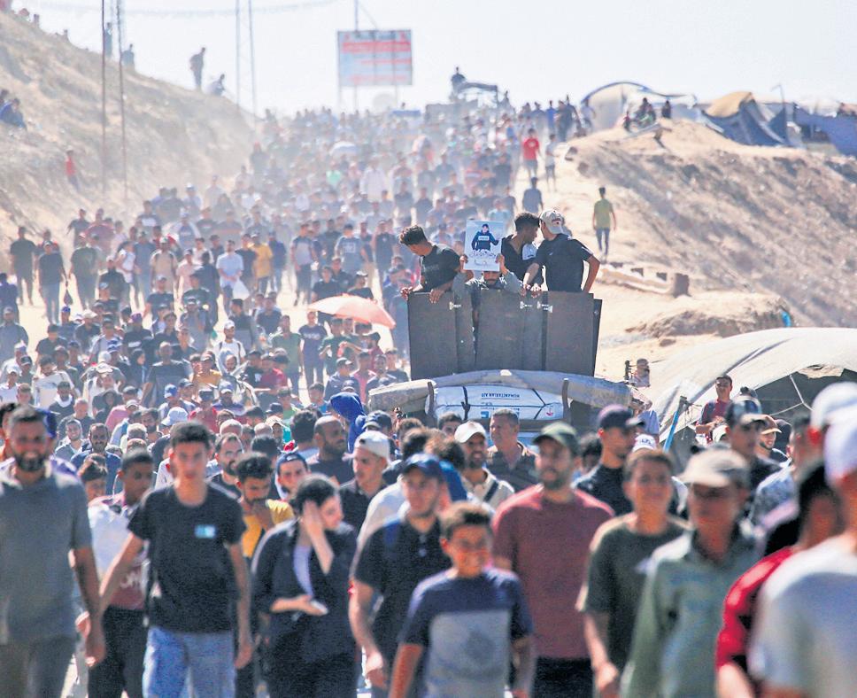 Thousands return home as Gaza truce takes effect
