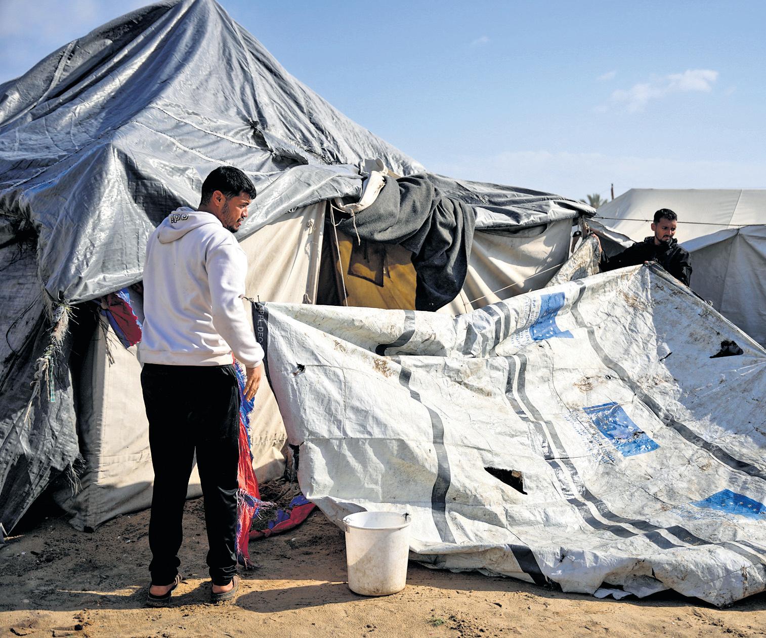 Winter rains flood camp in Gaza as UN weighs mandate for stabilisation force