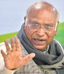 Rijiju sees red as Kharge mentions ex-VP resignation