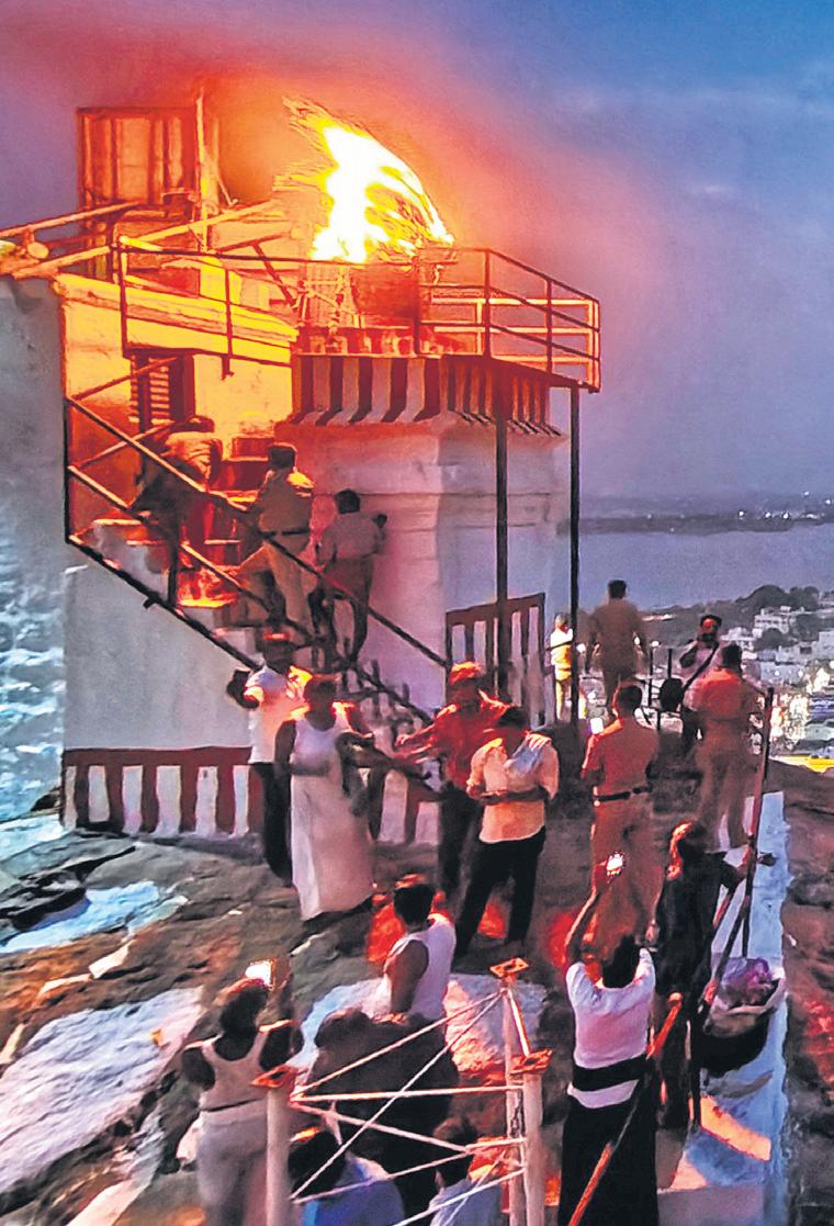 THIRUPARANKUNDRAM Sec 144 clamped after HC allows petitioner to light Deepam at hilltop