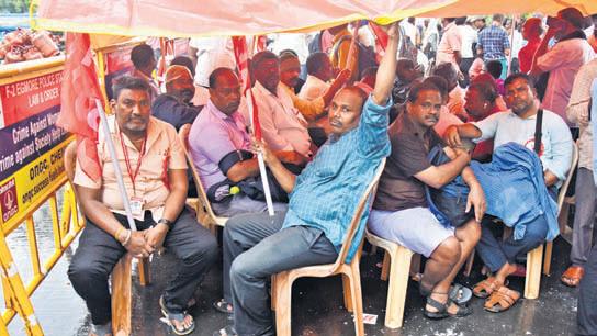 Talks with min inconclusive, Tasmac staff launch protest