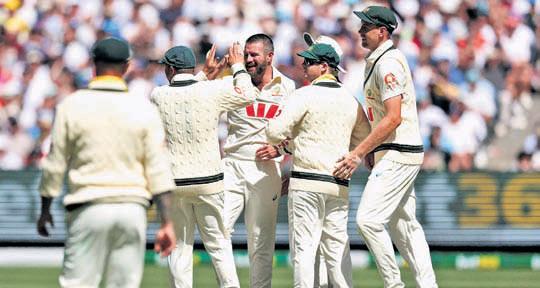 Aus lead Eng by 46 runs after crazy day at MCG