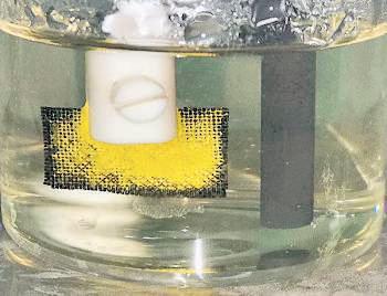 ELECTRODE RIDDING RADIOACTIVITY IN WATER