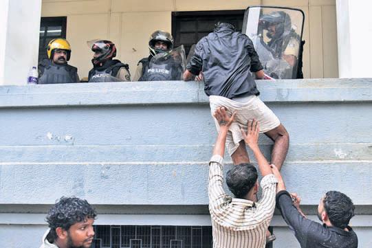 Clashes rock Kerala Univ as V-C disbands Left students’ union