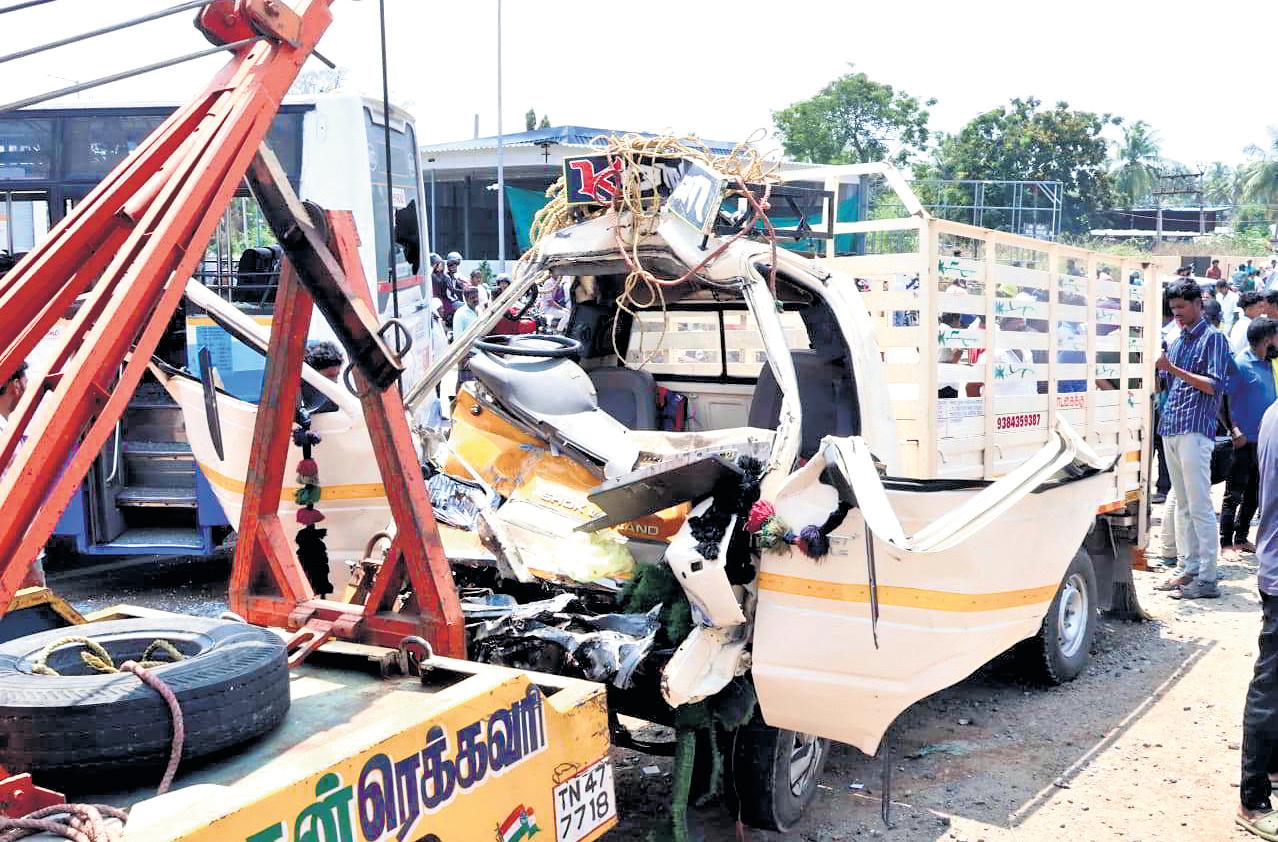 8 killed as govt bus enters wrong lane due to brake glitch