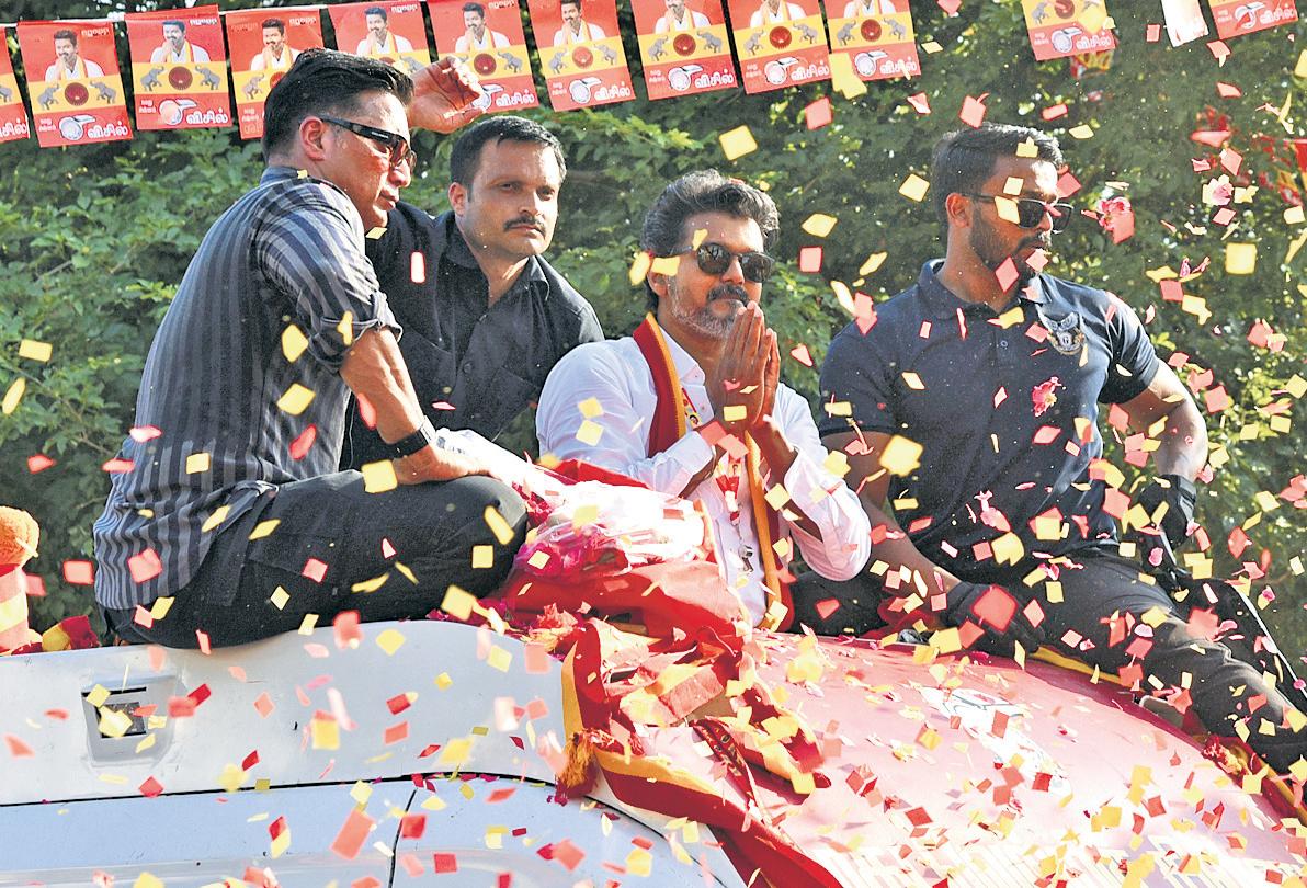 In last leg of campaign, Vijay goes on all fours to woo faithful in Tiruchy East