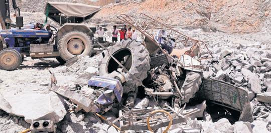 7 workers killed in boulder crash at B'luru quarry, 4 held