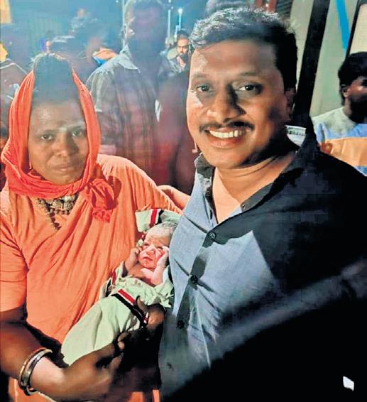 Strangers on train unite to help woman deliver baby