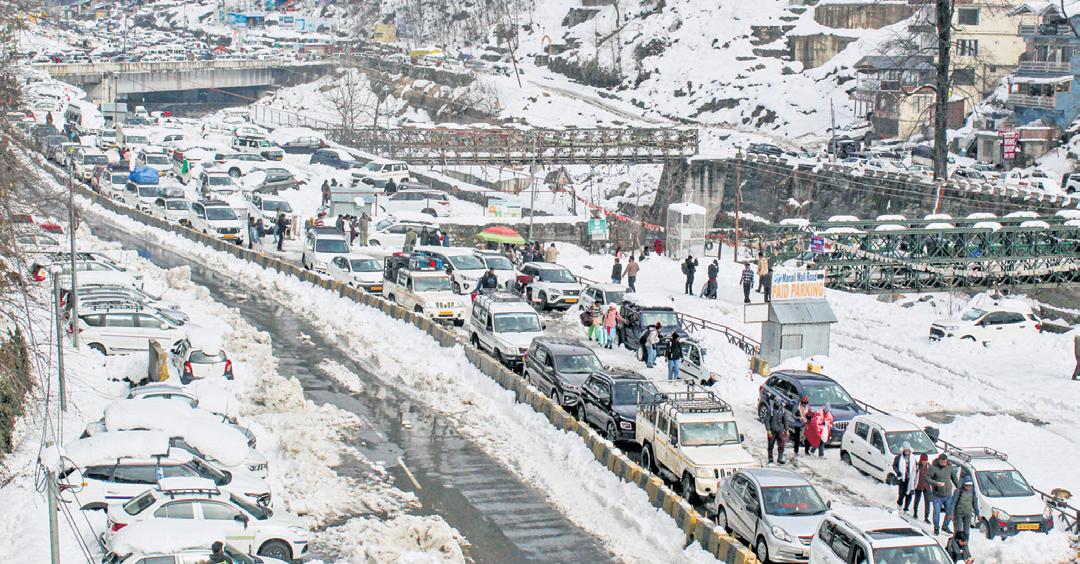 Jams, power outage greet visitors in Manali