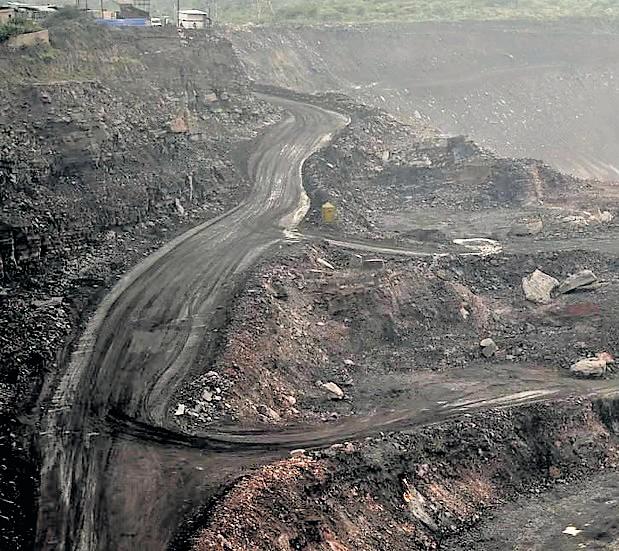 Dhanbad residents resist admin’s relocation efforts away from gas leak area