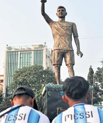 Mess in Bengal, grace in Hyd