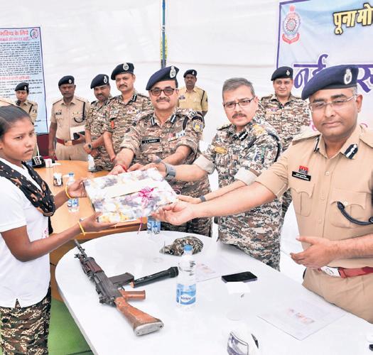 Amid mass surrenders, another Naxal leader asks cadres to lay down arms