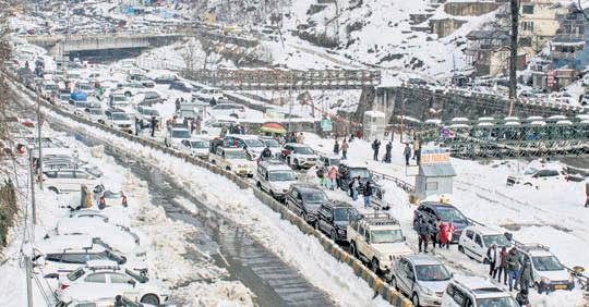 Jams, power outage greet visitors in Manali