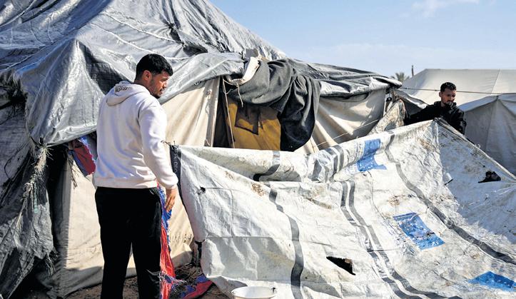 Winter rains flood camp in Gaza as UN weighs mandate for stabilisation force