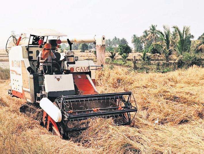 DC issues order fixing maximum rent for paddy harvesting machines