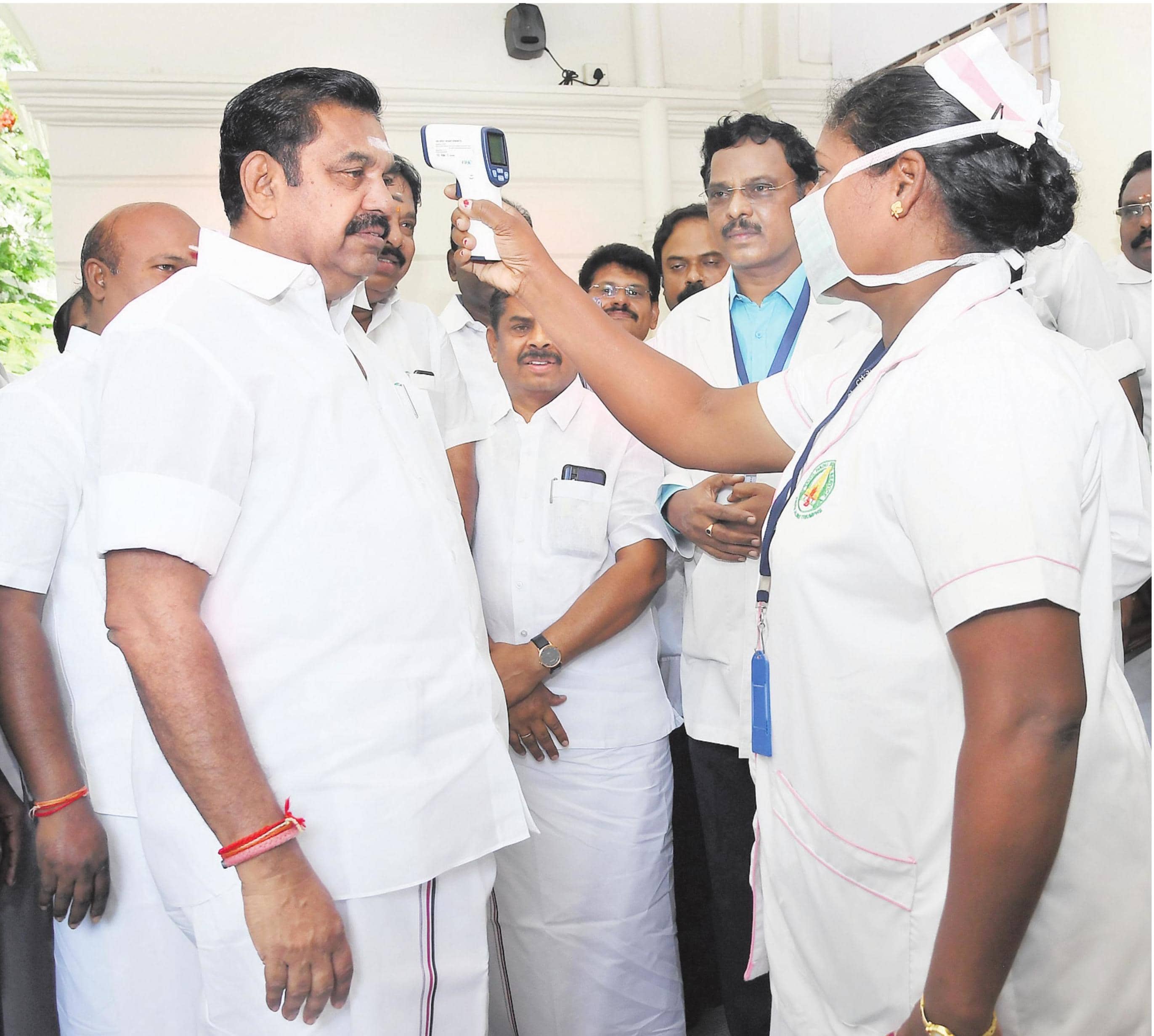 முதல்வருக்கு வெப்பமானி மூலம் சோதனை