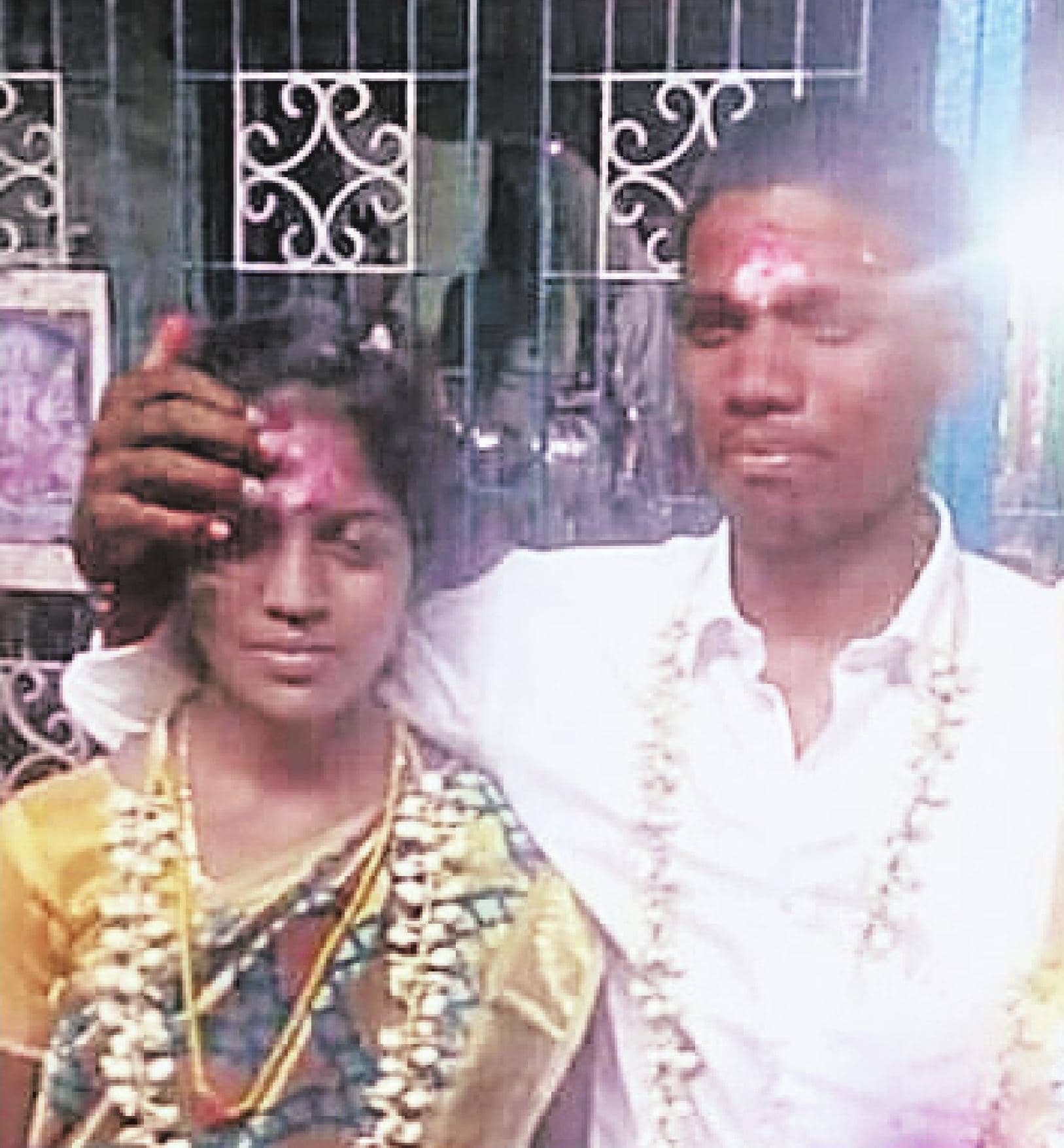 விவசாயியை விரும்பி கரம் பிடித்த பட்டதாரி