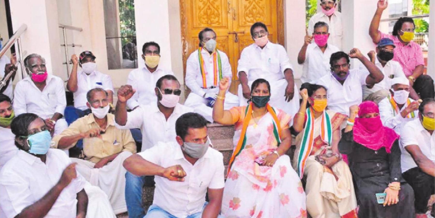 நேசமணி சிலைக்கு மாலை அணிவிக்க அனுமதி மறுப்பு: ஹெச்.வசந்தகுமார் எம்.பி., காங்கிரஸ் கட்சியினர் போராட்டம்