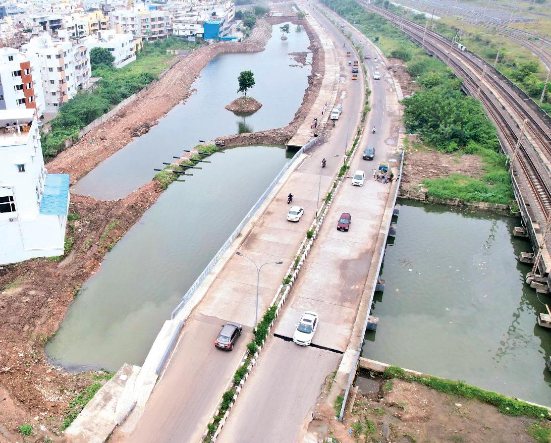 வேளச்சேரி - பெருங்குடி பறக்கும் ரயில் சாலை ரூ.15 கோடியில் புனரமைப்பு