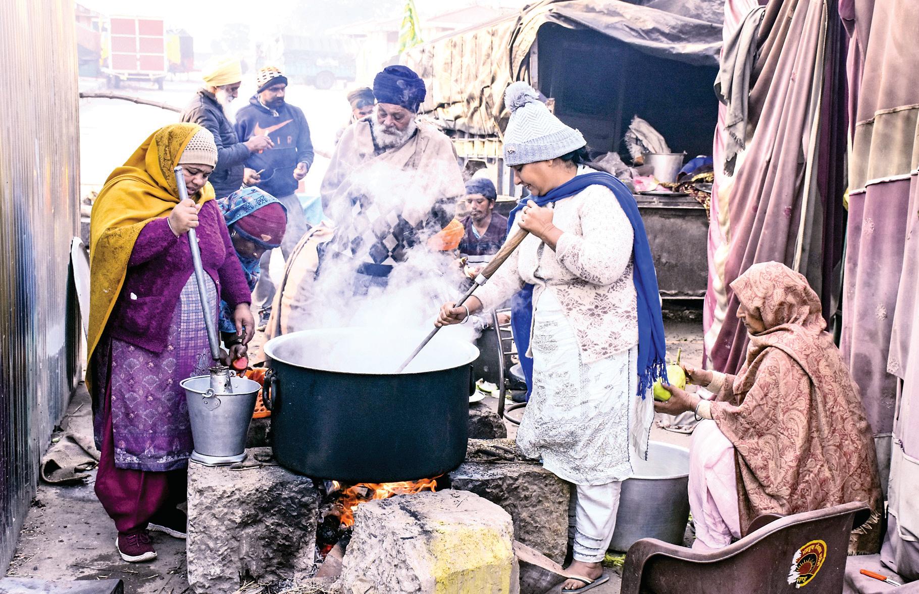 20 நாள்களாக உண்ணாவிரதம்: விவசாயியிடம் உயரதிகாரிகள் பேச்சு