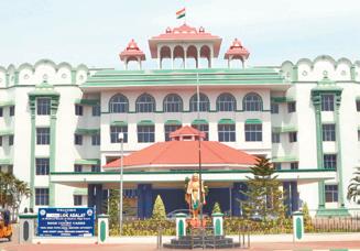 வாக்காளர் அட்டையுடன் ஆதார் இணைப்பு: தேர்தல் ஆணையம் விளக்கம் அளிக்க உத்தரவு