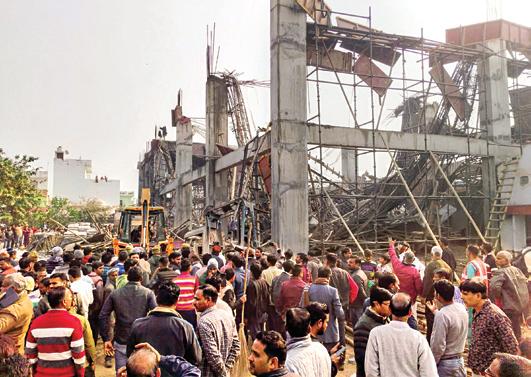 உ.பி. ரயில் நிலையக் கட்டுமான விபத்து: இடிபாடுகளில் சிக்கிய 20 தொழிலாளர்கள்