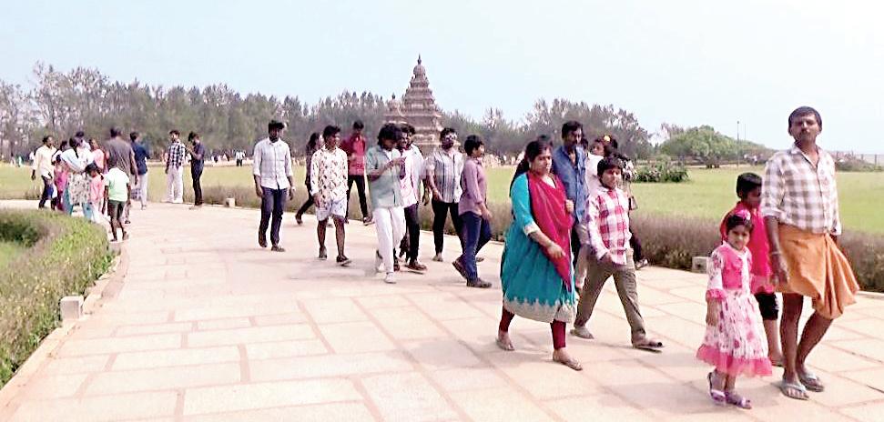 மாமல்லபுரத்தில் திரண்ட சுற்றுலாப் பயணிகள்: கடல் சீற்றத்தால் கட்டுப்பாடு