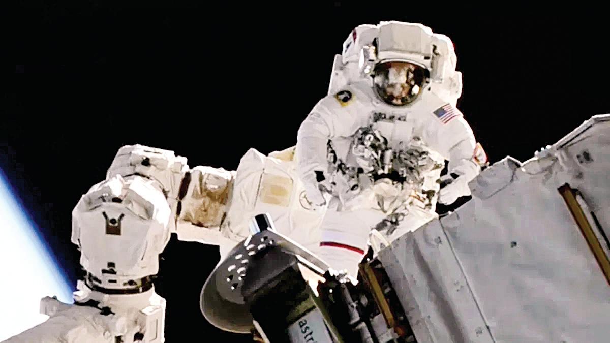 விண்வெளி நடை: சுனிதா வில்லியம்ஸ் சாதனை