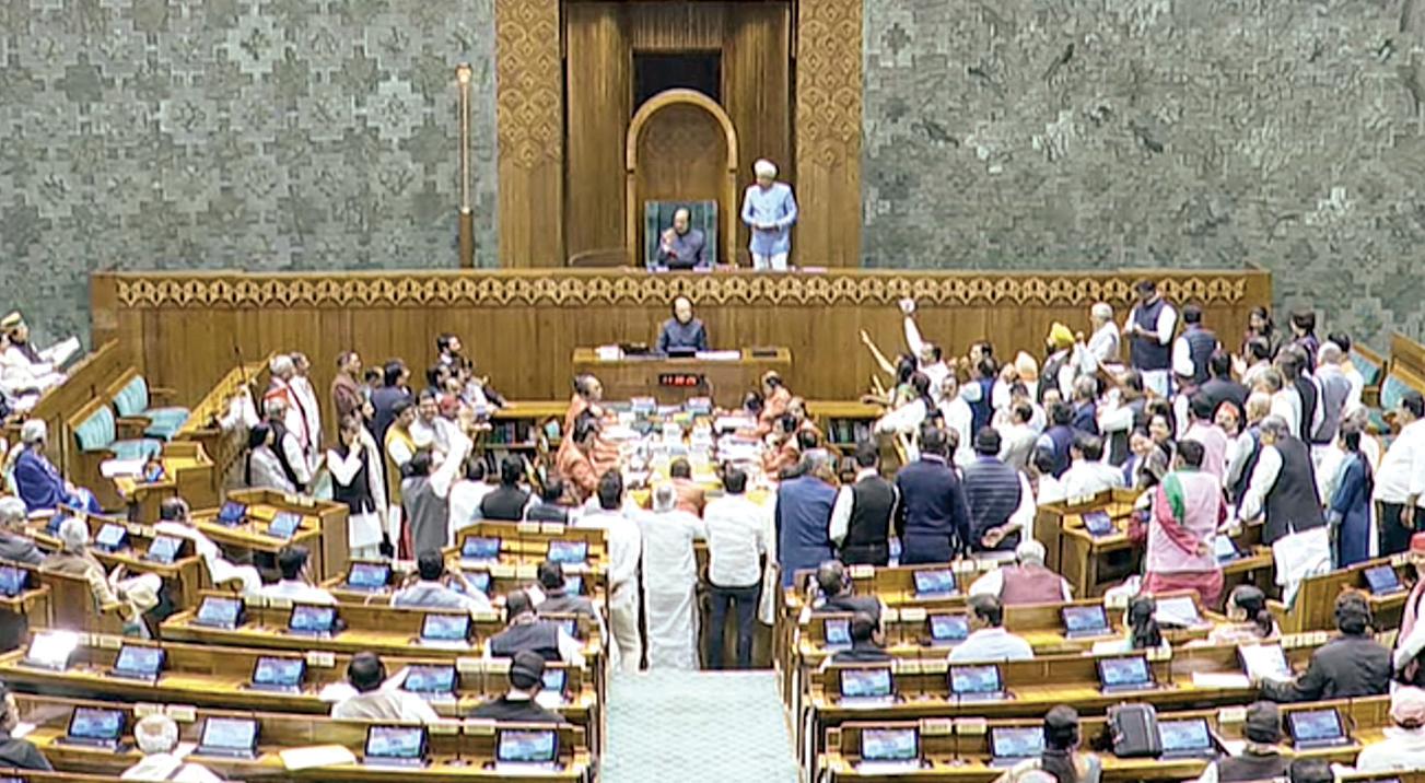 கும்பமேளா நெரிசல்: நாடாளுமன்றத்தில் எதிர்க்கட்சிகள் கடும் அமளி