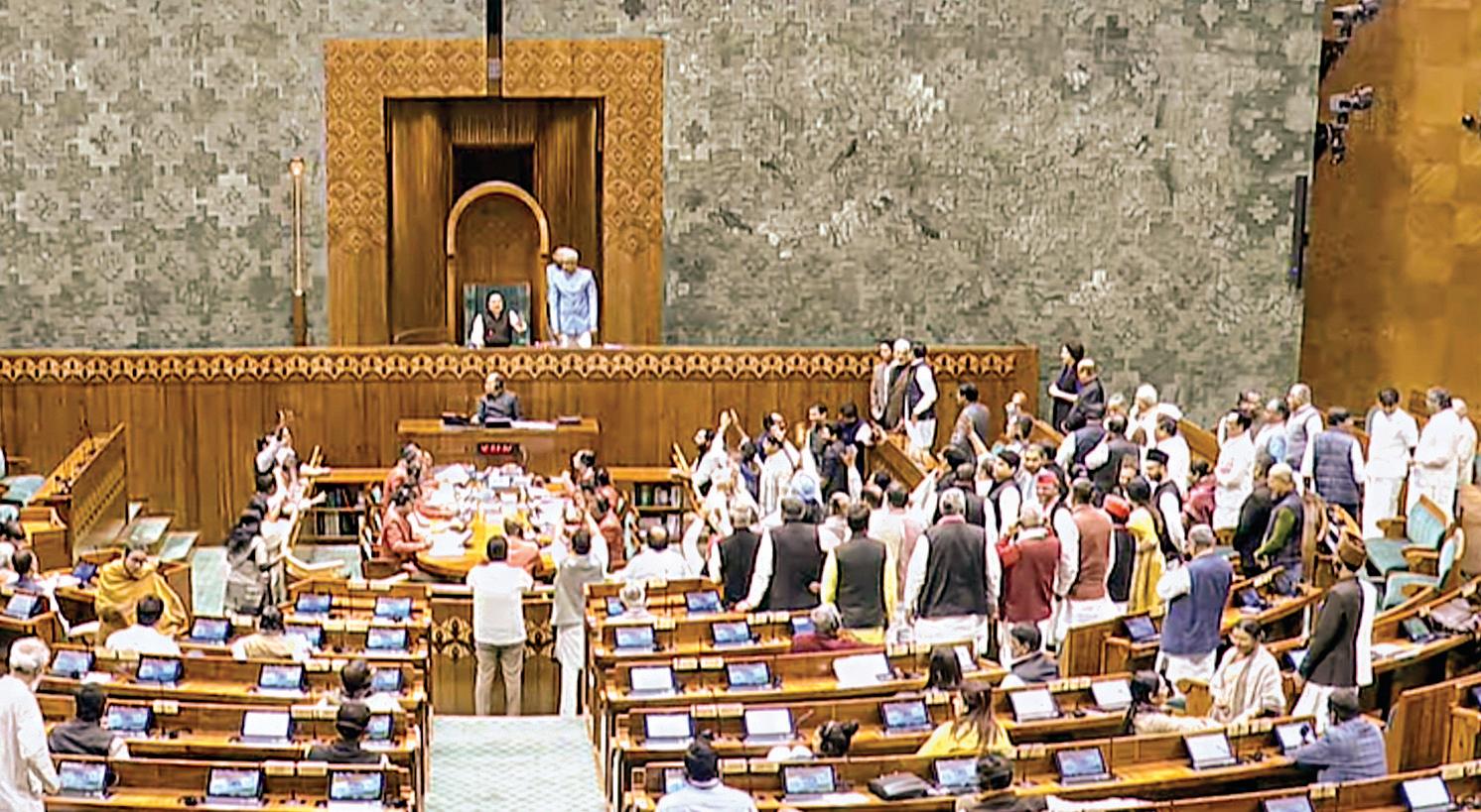 நாடாளுமன்றத்தில் எதிர்க்கட்சிகள் கடும் அமளி