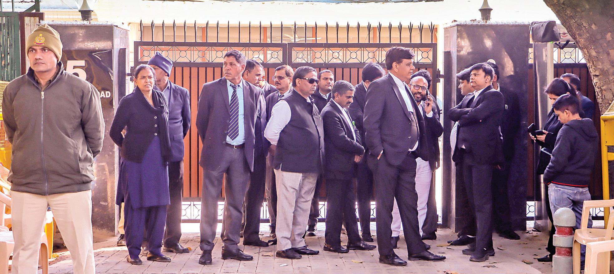 கேஜரிவாலிடம் விசாரிக்க தில்லி துணைநிலை ஆளுநர் உத்தரவு