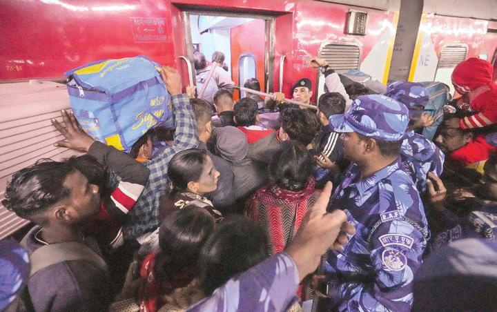 தில்லி ரயில் நிலைய ரயில் உயிரிழப்பு: 18-ஆக அதிகரிப்பு - விசாரணை தொடக்கம்