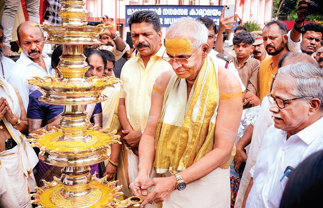 குருவாயூர் கோயில் நுழைவுவாயிலில் புதிய வெண்கல கருடன் சிலை