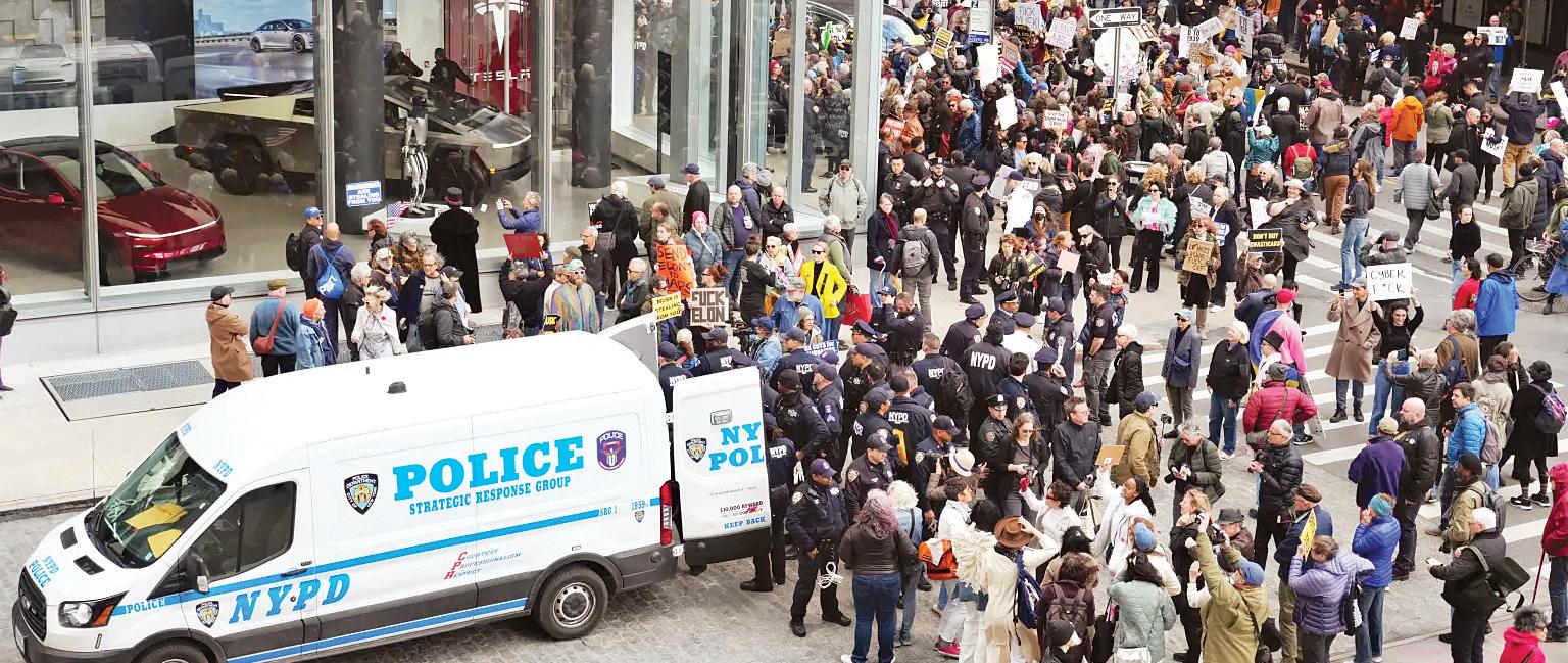 டெஸ்லா விற்பனையகங்களை முற்றுகையிட்டுப் போராட்டம்