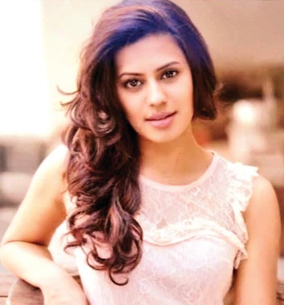 துபையிலிருந்து தங்கம் கடத்தி வந்த கன்னட நடிகை வீட்டில் சோதனை