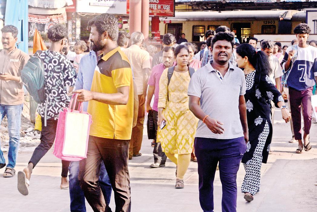 புறநகர் மின்சார ரயில்கள் ரத்து: பயணிகள் அவதி