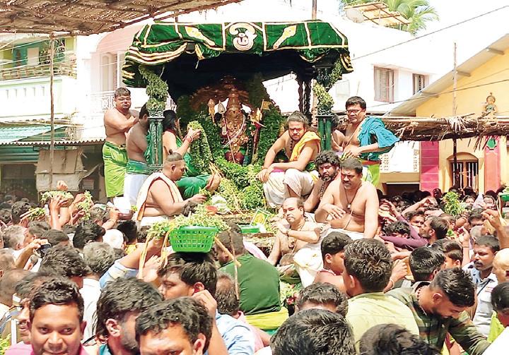 திருச்செந்தூர் கோயில் மாசித் திருவிழா: வெள்ளை, பச்சை சாத்தி சுவாமி சண்முகர் வீதி உலா