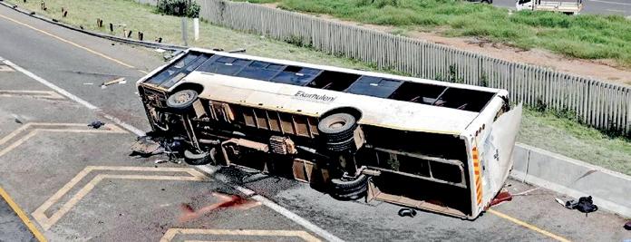 தென் ஆப்பிரிக்கா: பேருந்து விபத்தில் 12 பேர் உயிரிழப்பு