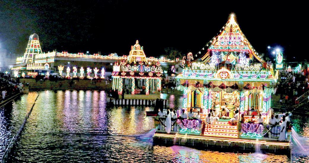 திருமலை 3-ஆம் நாள் தெப்போற்சவம்; ஸ்ரீதேவி, பூதேவி சமேத மலையப்பர் உலா