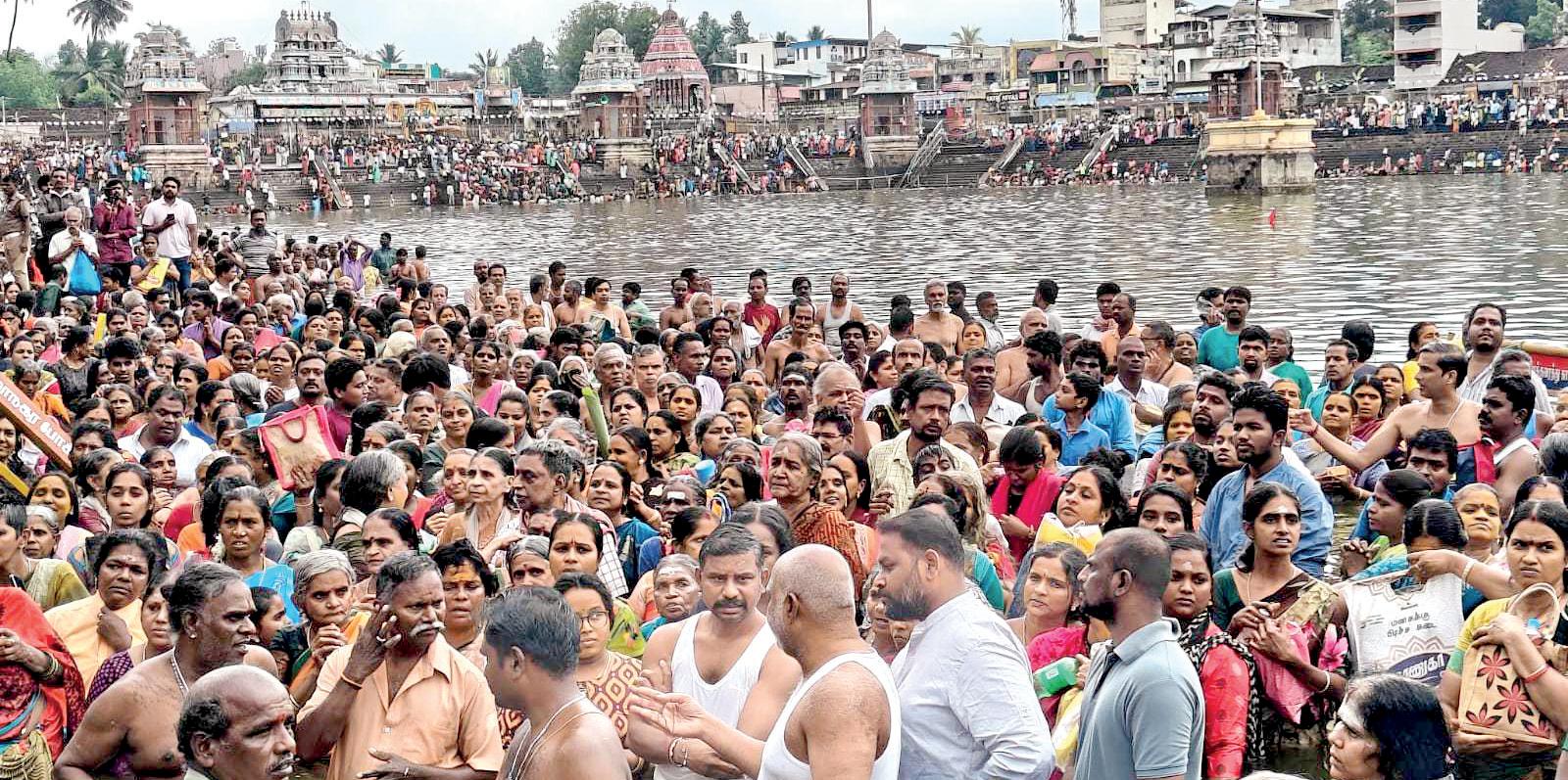 கும்பகோணம் மகாமக குளத்தில் மாசிமக தீர்த்தவாரி