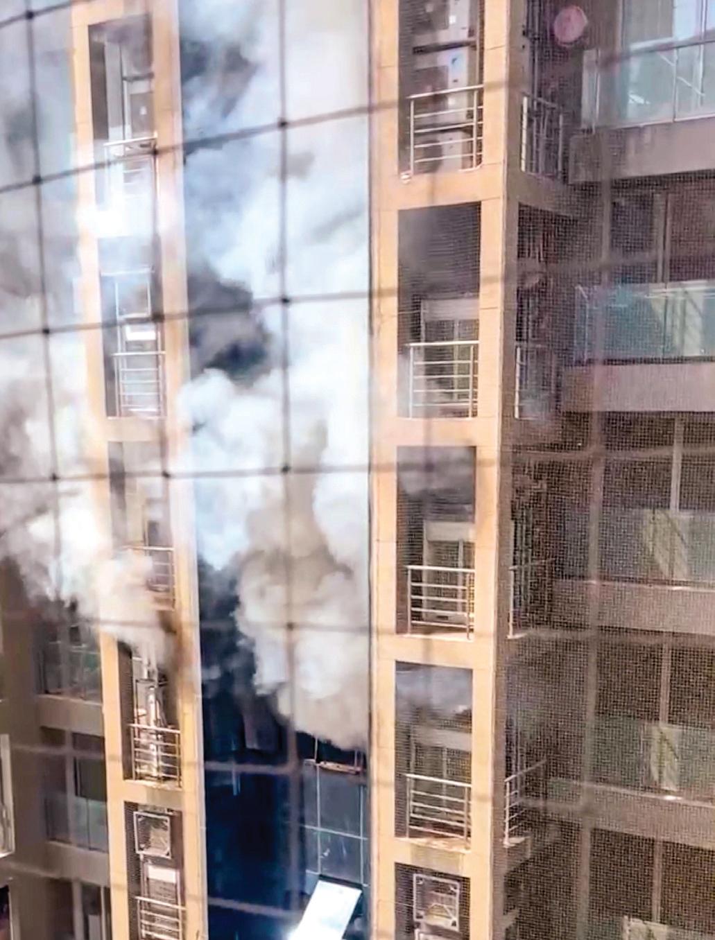 குஜராத்: 12 மாடி குடியிருப்பு கட்டடத்தில் தீ விபத்து