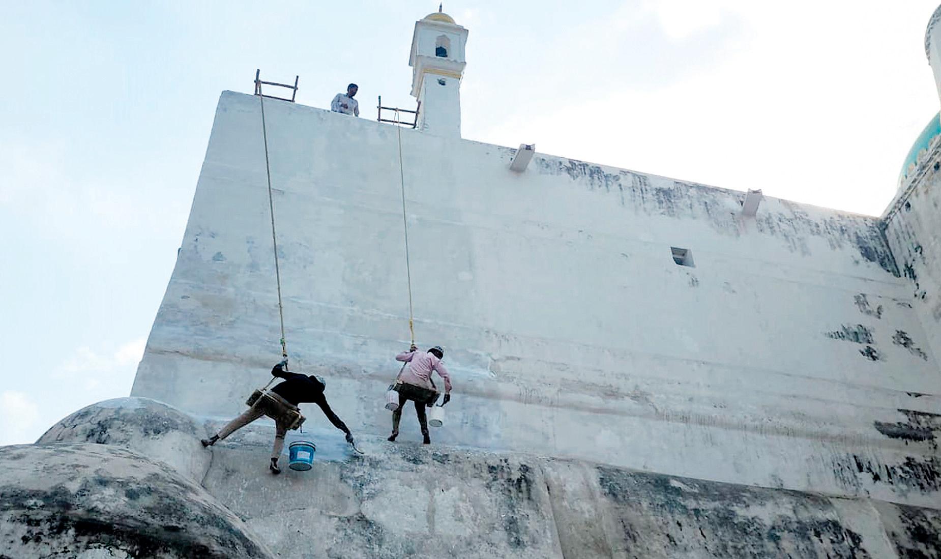 சம்பல் ஜாமா மசூதிக்கு வெள்ளையடிக்கும் பணி: தொல்லியல் துறை மேற்பார்வையில் தொடக்கம்