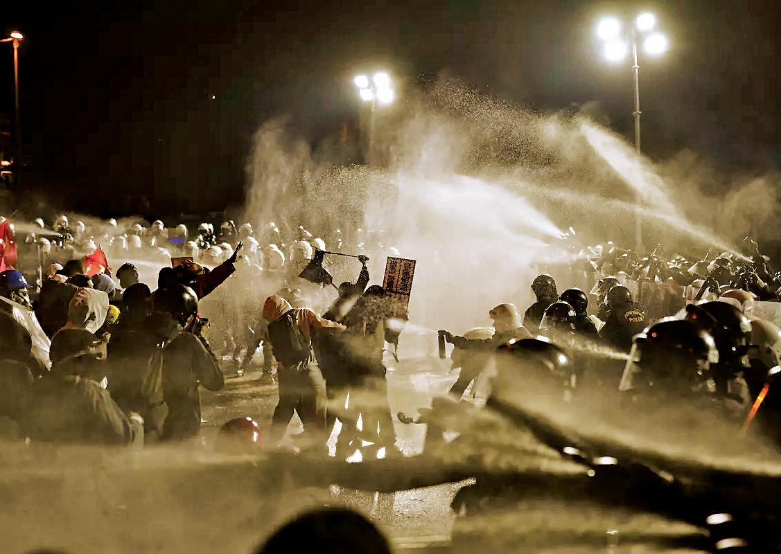 துருக்கியில் வலுக்கும் போராட்டம்: 1,100 பேர் கைது