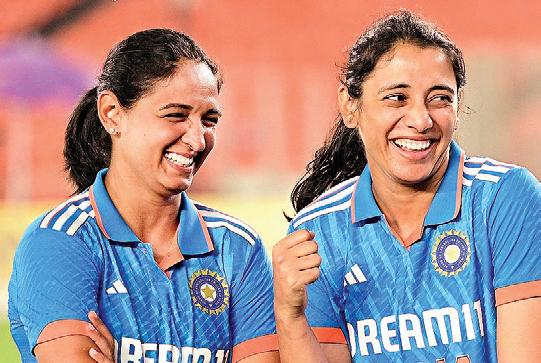 ஊதிய ஒப்பந்தம்: 'ஏ' பிரிவில் தொடரும் ஹர்மன்பிரீத், ஸ்மிருதி