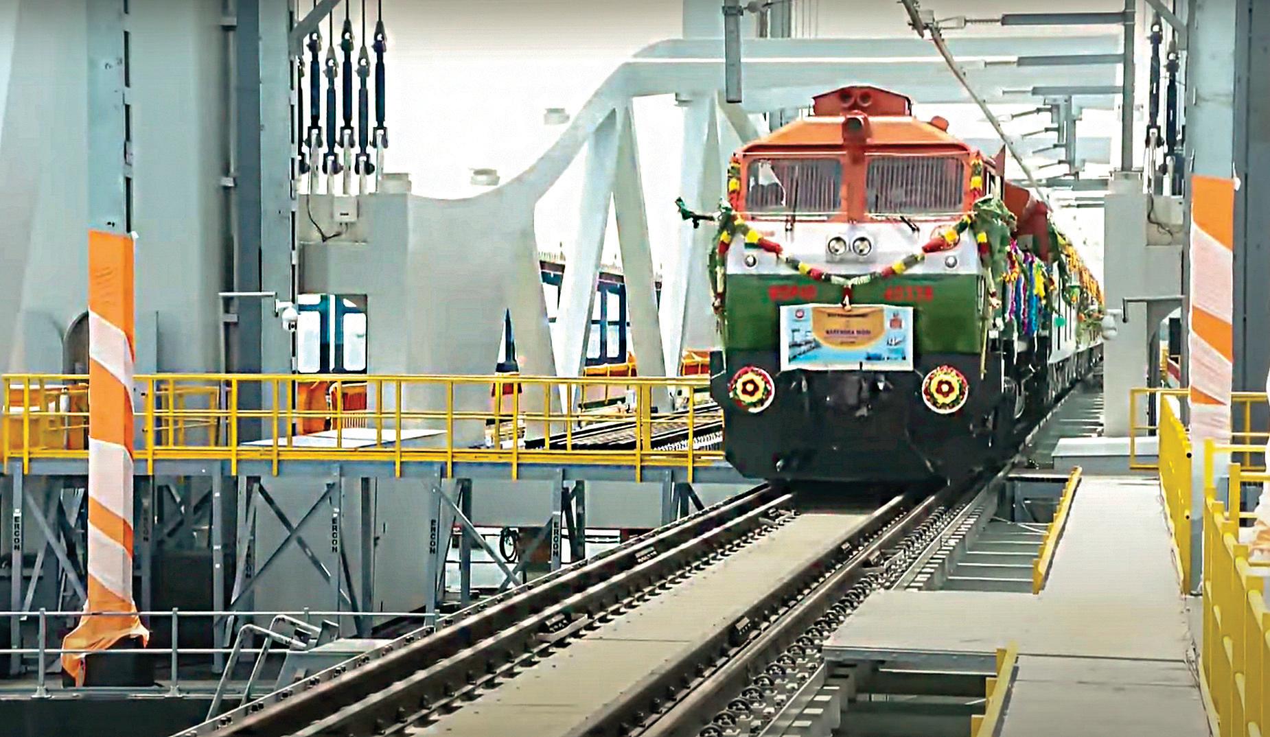 பாம்பன் புதிய ரயில் பாலம்: பிரதமர் மோடி திறந்துவைத்தார்