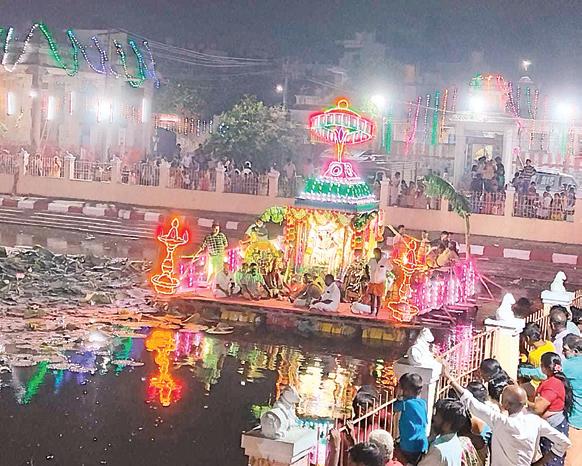 பொன்னேரி அகத்தீஸ்வரர் கோயில் தெப்போற்சவம்