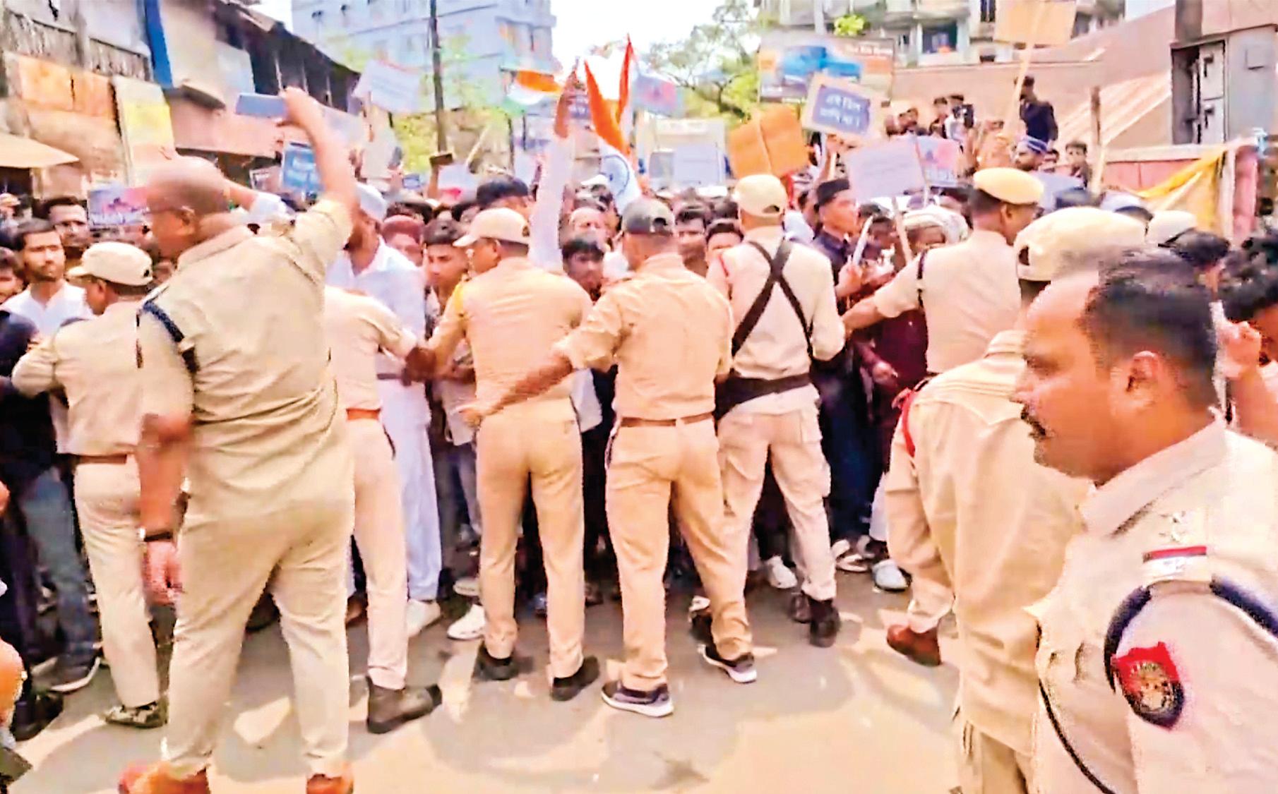 வக்ஃப் திருத்தச் சட்டம்: அஸ்ஸாமில் வன்முறை