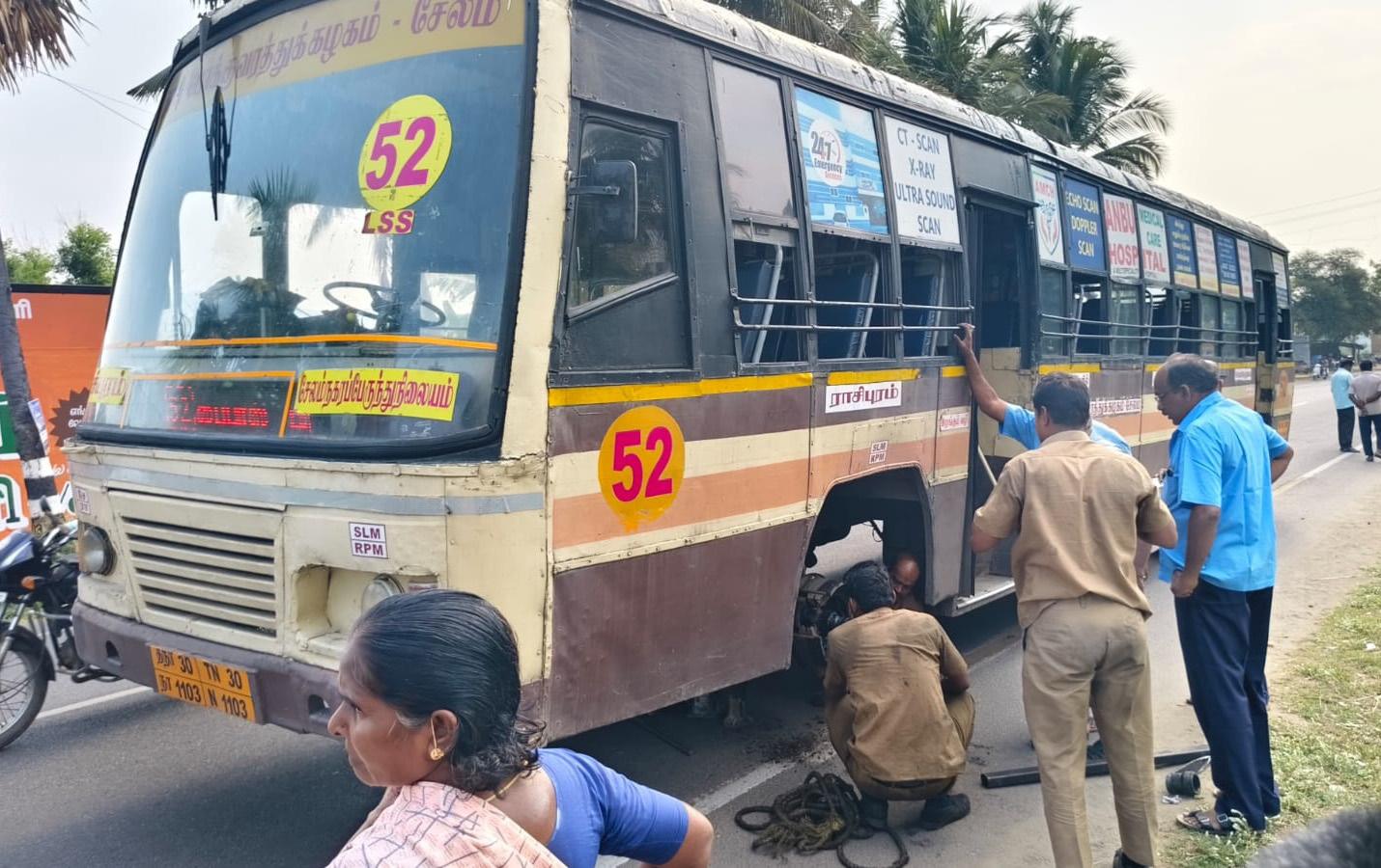 சாலையில் கழன்று ஓடிய அரசுப் பேருந்தின் சக்கரம்; கிளை மேலாளர் உள்பட 7 பேர் பணியிடை நீக்கம்