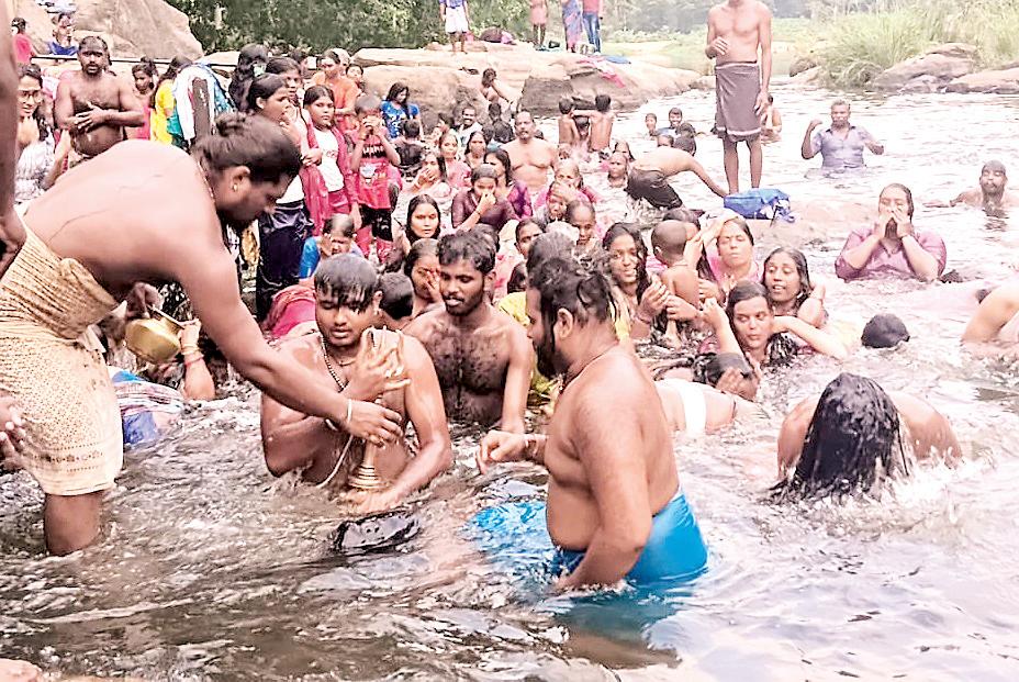 சித்திரை விஷு: பாபநாசம் கோயிலில் ஆயிரக்கணக்கானோர் வழிபாடு