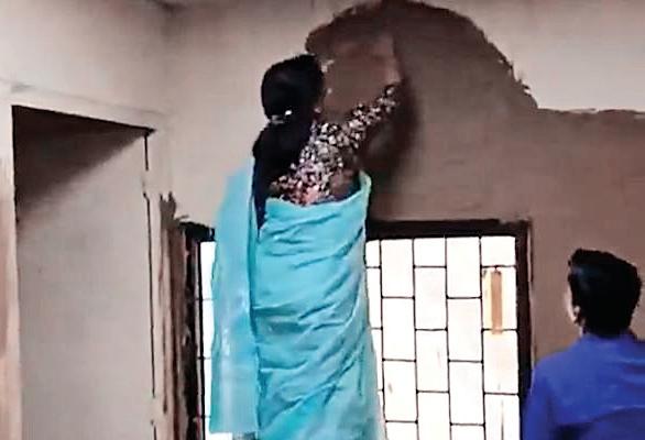 தில்லி பல்கலை.யின் லட்சுமிபாய் கல்லூரியில் சாணம் பூச்சு